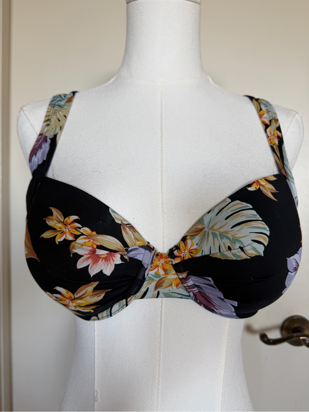 SKYE Tropical Floral Underwire Bikini Top Medium Black Padded Cross Back Swim